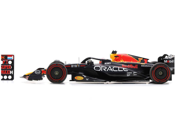 Red Bull Racing RB19 #1 Max Verstappen "Oracle" Winner Formula One F1 "British GP" (2023) with Pit Board and Acrylic Display Case 1/18 Model Car by Spark-0