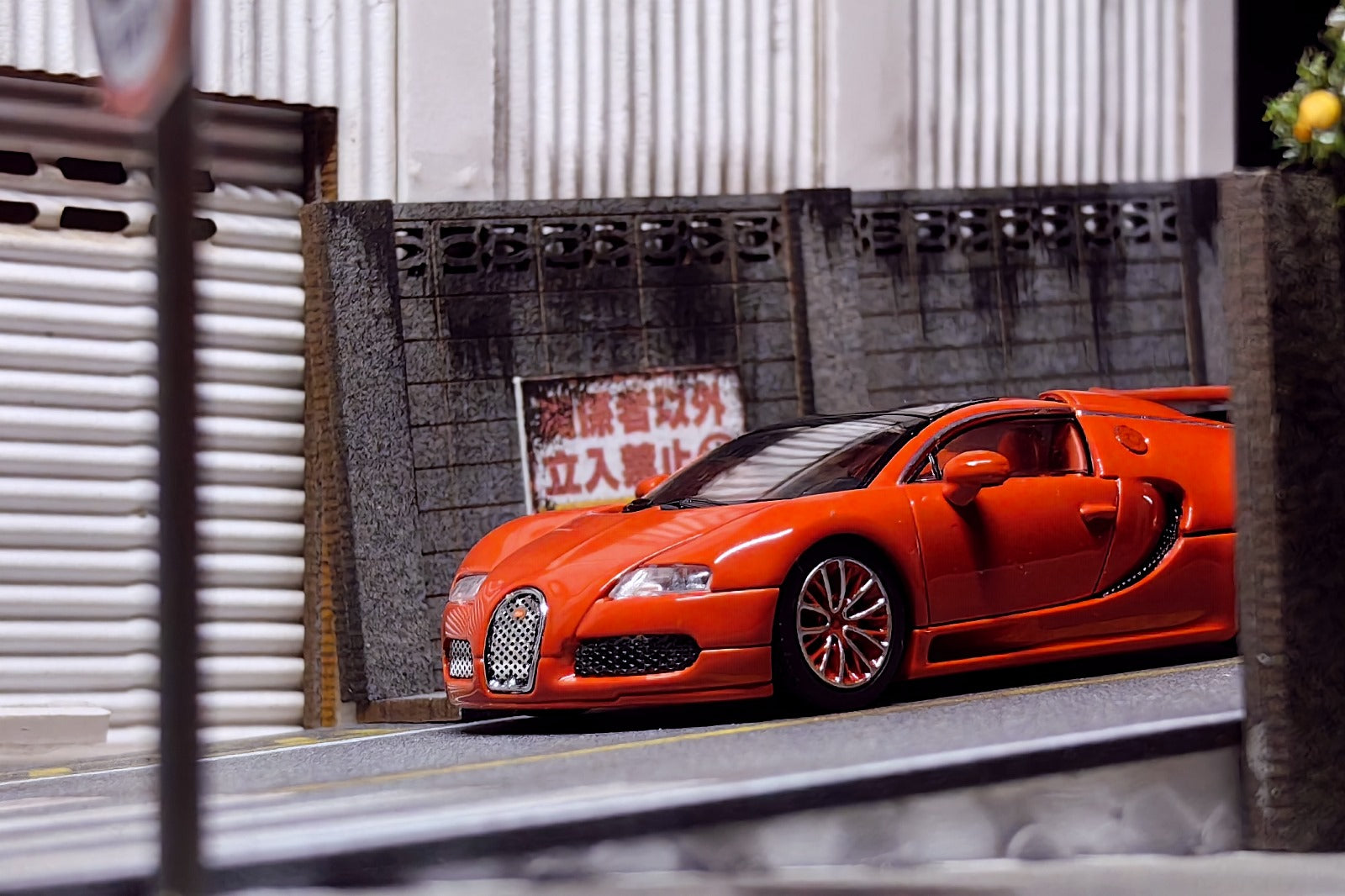 Bugatti Veyron in White or Red with Adjustable Wing 1:64 Scale by