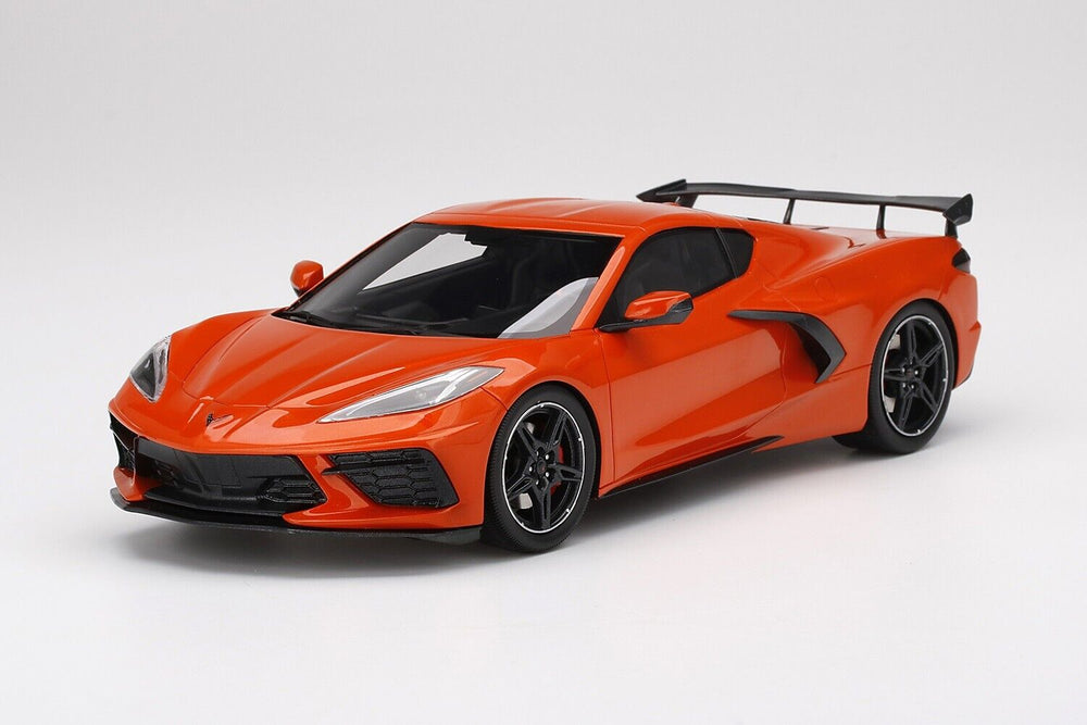 Chevy Corvette Stingray Coupe High Wing 2020 SE 1:24 diecast by Maisto | 31534-00000022 front and side view