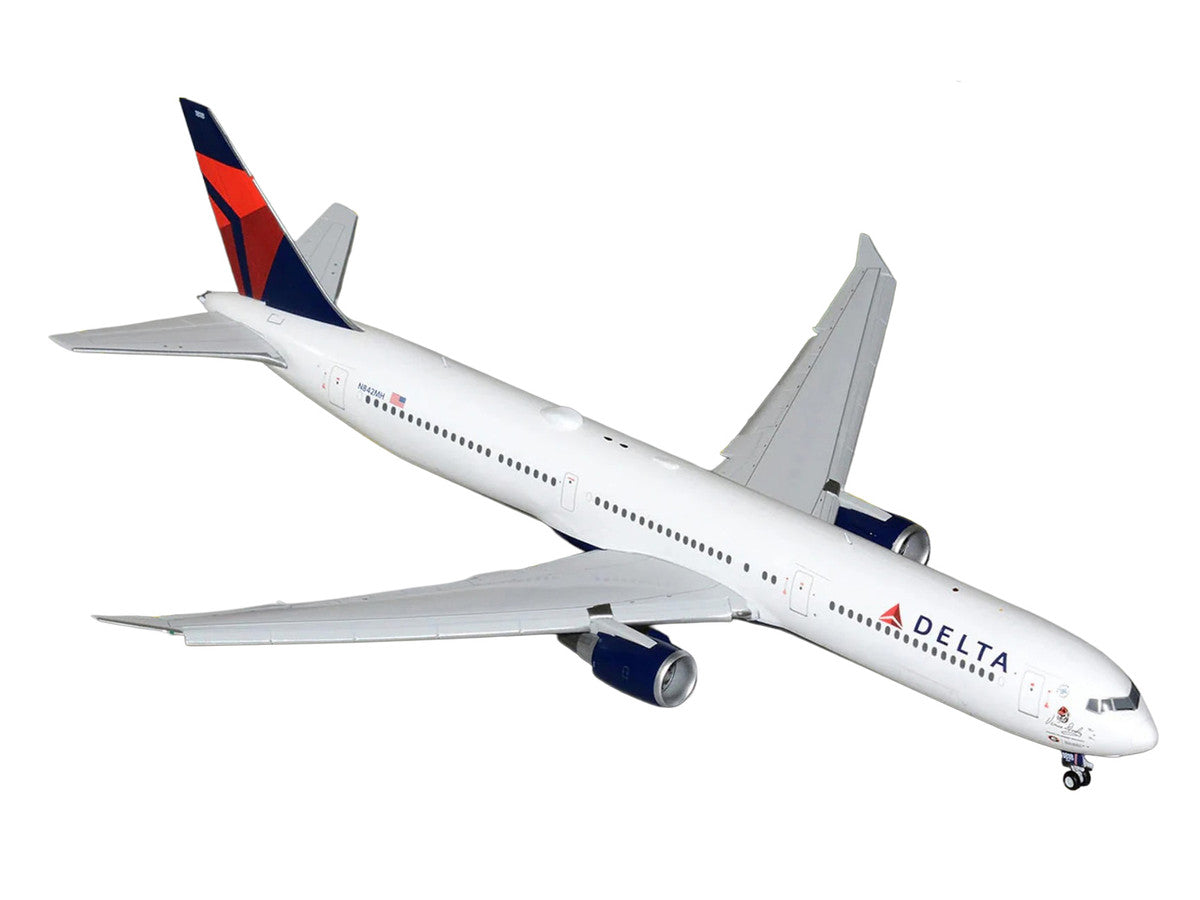 Boeing 767-400ER Commercial Aircraft with Flaps Down "Delta Air Lines" (N482MH) White with Blue and Red Tail "Gemini 200" Series 1/200 Diecast Model Airplane by GeminiJets-1