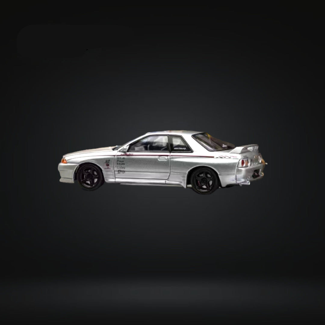 Nissan Skyline R32 GT-R 3rd Gen Nismo S-Tune Silver Nismo Livery 1:64 by Focal Horizon Side View