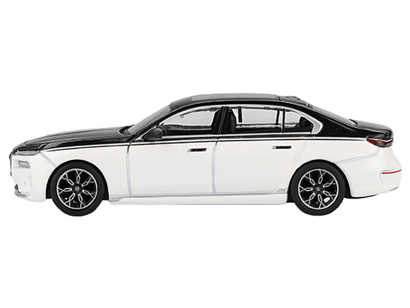 BMW i7 xDrive60 Dravit Alpine White and Black Sapphire 2