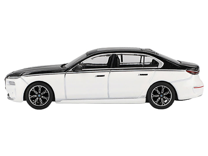 BMW i7 xDrive60 Dravit Alpine White and Black Sapphire 2