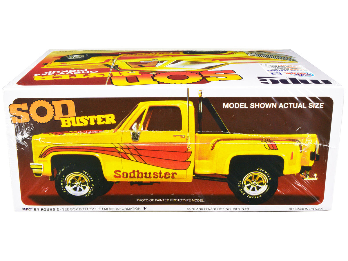 Skill 2 Model Kit 1981 Chevrolet 4x4 Stepside Pickup Truck "Sod Buster" 1/25 Scale Model by MPC-1