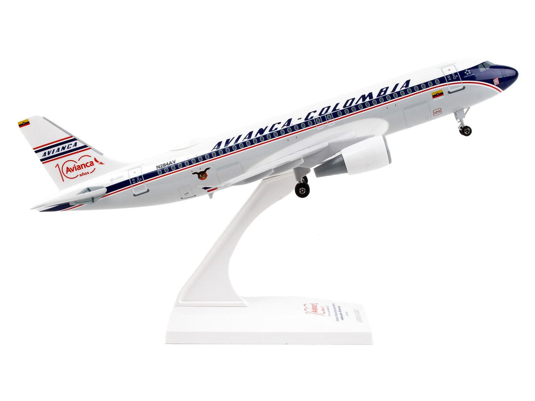 Airbus A320 Commercial Aircraft with Landing Gear "Avianca Colombia" (N284AV) White and Gray with Blue Stripes (Snap-Fit) 1/150 Plastic Model by Skymarks-1