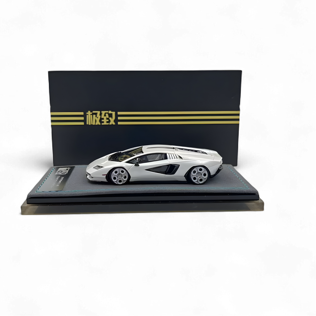 Lamborghini Countach LPI800-4 White 1:64 by Extreme Club  3