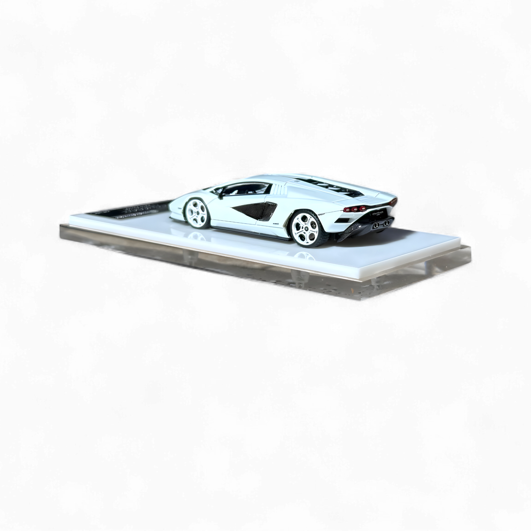 NEO COUNTACH LPI 800-4 BIANCO SIDERALE 1:64 Resin by Fuelme Model 2
