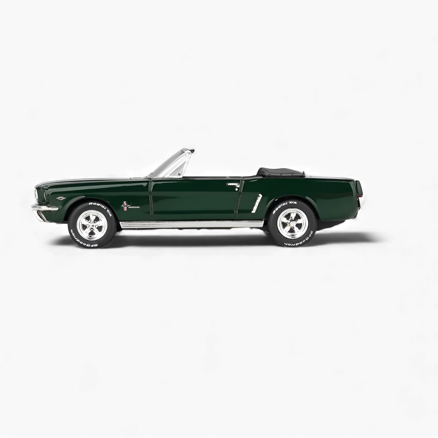 Ford Mustang Convertible Highland Green 1:64 by Mini-GT  2