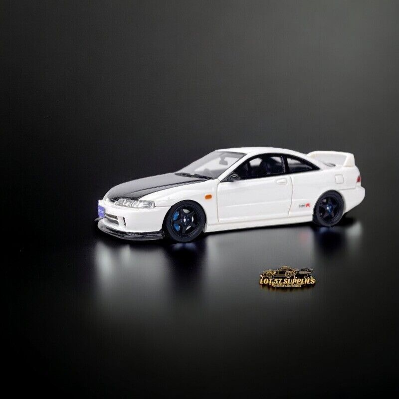 Honda Integra DC2 in White 1:64 Resin Limited to 399 Pcs by Nice Auto